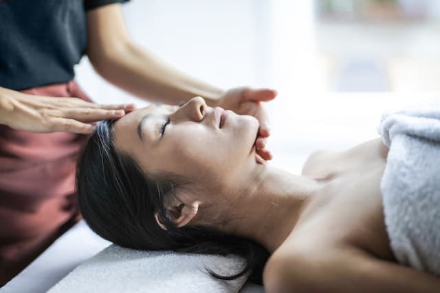 Japanische Massage (Shiatsu): Eine Massage-Technik aus Japan, bei der der Körper mit Fingerdruck, Dehnungen und Rotationen massiert wird, um Verspannungen und Blockaden zu lösen und das allgemeine Wohlbefinden zu fördern. Die Japanische Massage basiert auf den Prinzipien der Traditionellen Chinesischen Medizin und kann bei verschiedenen Beschwerden wie Rückenschmerzen und Kopfschmerzen helfen.